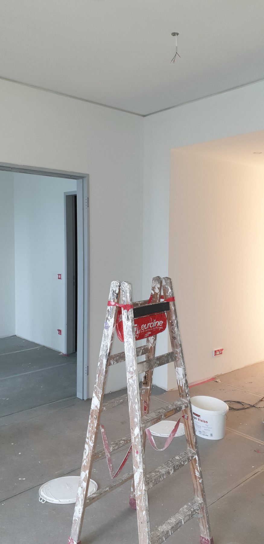 Maler: Malerarbeiten Wohnen mit Abhangdecke