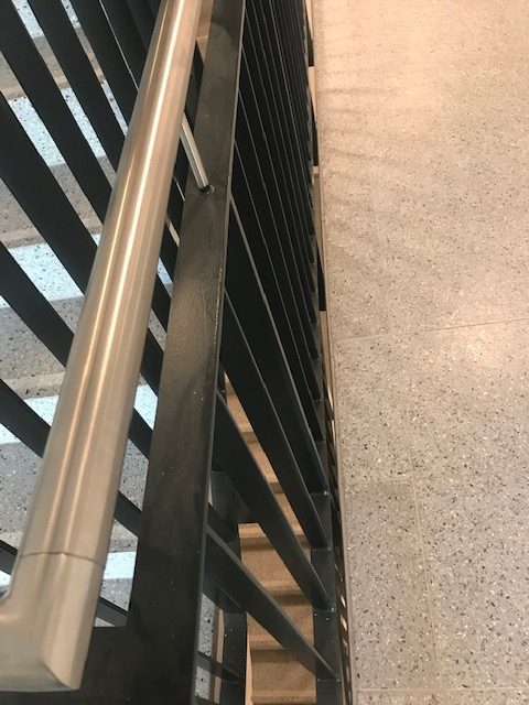 Betonwerkstein & Holztreppe: Anarbeitung Betonwerkstein an Geländer