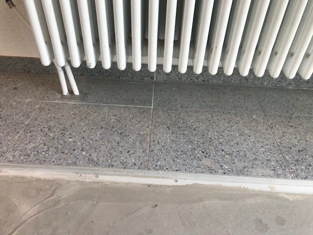 Betonwerkstein & Holztreppe: Betonwerkstein mit Einkerbung für Fußbodenmatte
