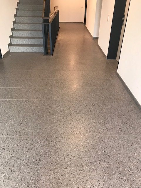 Betonwerkstein & Holztreppe: Betonwerksteinplatten Eingangsbereich